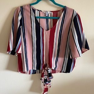 Casual crop top with front tie.